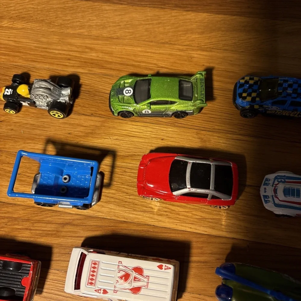 Lot Of 35 Hot Wheels/Matchbox diecast toy cars, trucks, buses